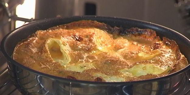 омлет с карамелизированным шалотом, моцареллой и тимьяном