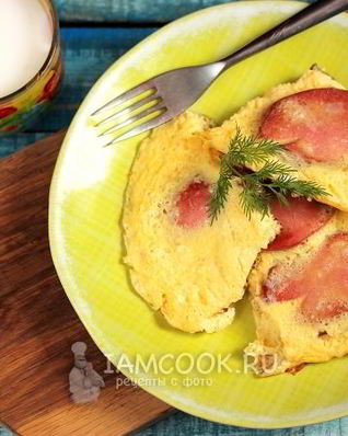 Омлет с колбасой на сковороде