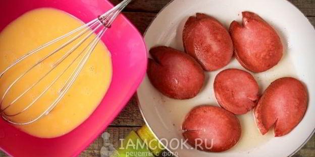омлет с колбасой на сковороде