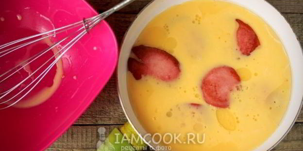 омлет с колбасой на сковороде