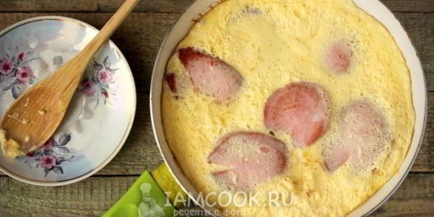омлет с колбасой на сковороде