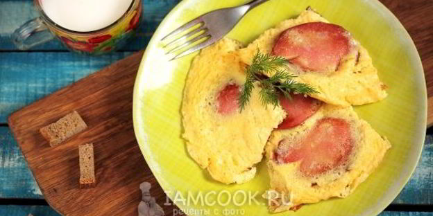 омлет с колбасой на сковороде