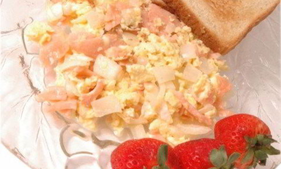 Рецепт омлета с копченым лососем, мацой и укропом