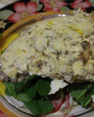 Омлет с креветками и грибами на подушке из рукколы