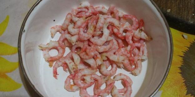 омлет с креветками и грибами на подушке из рукколы