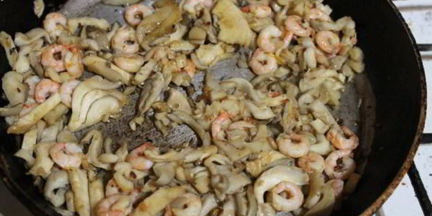 омлет с креветками и грибами на подушке из рукколы