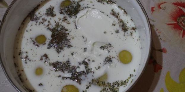 омлет с креветками и грибами на подушке из рукколы