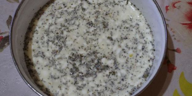 омлет с креветками и грибами на подушке из рукколы