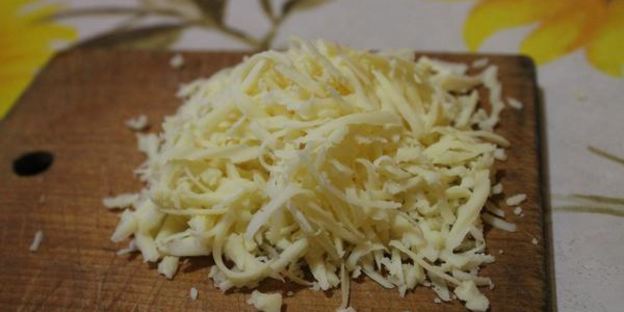 омлет с креветками и грибами на подушке из рукколы