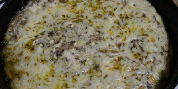 омлет с креветками и грибами на подушке из рукколы