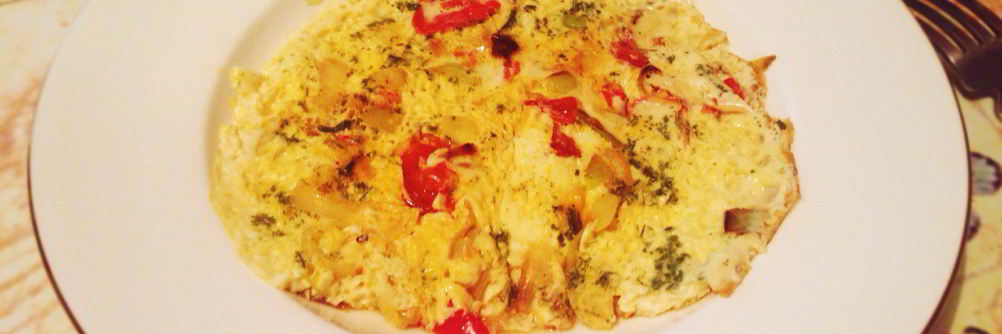 Омлет с луком-пореем и помидорами