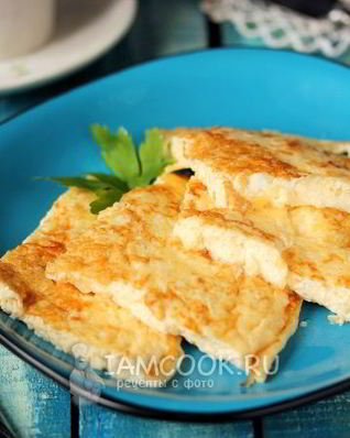 Омлет с молоком на сковороде