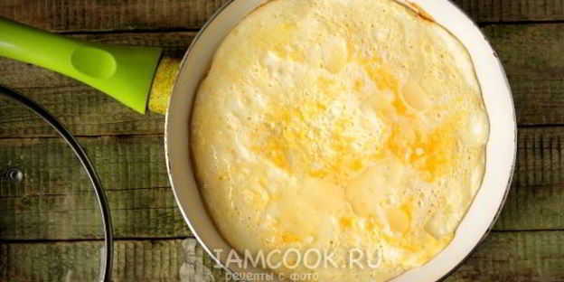 омлет с молоком на сковороде