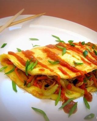 Омусоба — японский омлет с овощам и соусом тонкацу