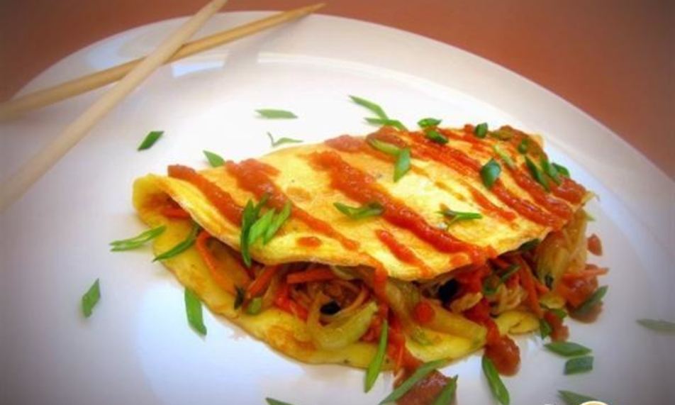 Рецепт омусобы — японского омлета с овощам и соусом тонкацу