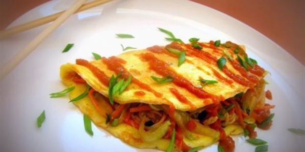 омусоба — японский омлет с овощам и соусом тонкацу