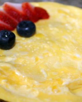 Сладкий омлет с клубникой