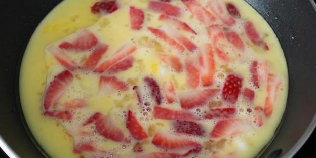сладкий омлет с клубникой