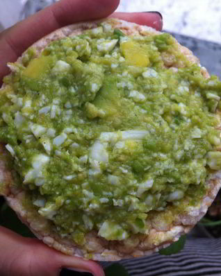 Диетический паштет с авокадо и яйцом