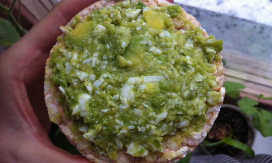 Рецепт диетического паштета с авокадо и яйцом