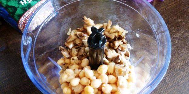 паштет из нута с вешенками и грецкими орехами