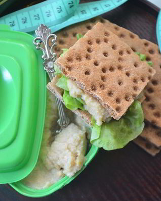 Паштет из нута с яблоками и хлебцами из отрубей