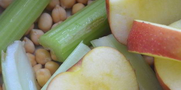 паштет из нута с яблоками и хлебцами из отрубей