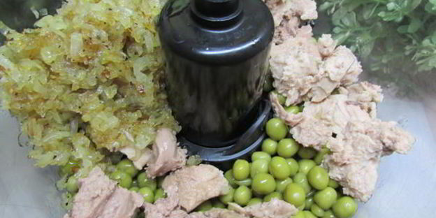 паштет из печени трески с зеленым горошком