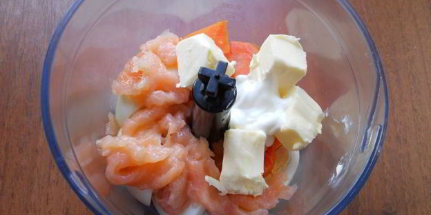 паштет из слабосоленой семги, яиц и моркови