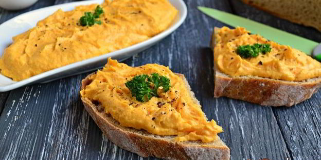 паштет из слабосоленой семги, яиц и моркови