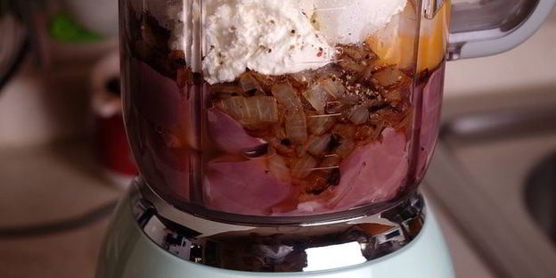 печеночный паштет с творожным сыром и кедровыми орешками