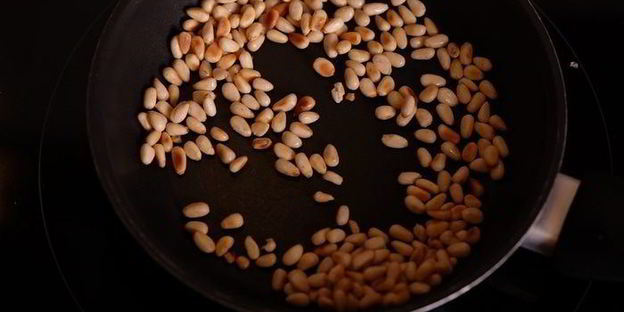 печеночный паштет с творожным сыром и кедровыми орешками