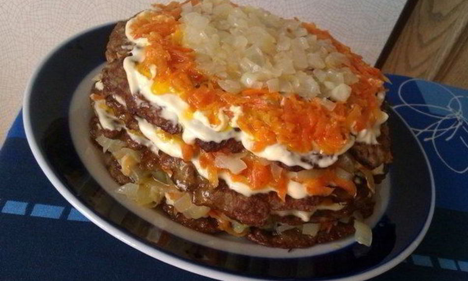 Рецепт печеночного торта с соленым огурцом