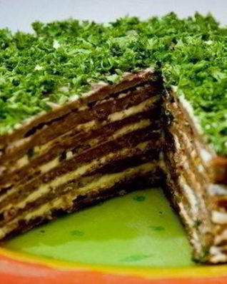 Печеночный торт со сметаной и зеленью