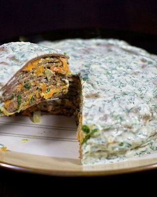 Праздничный торт из куриной печени с овощами