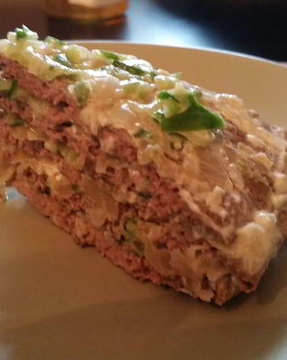 Торт из куриной печени со свежим огурцом и луком