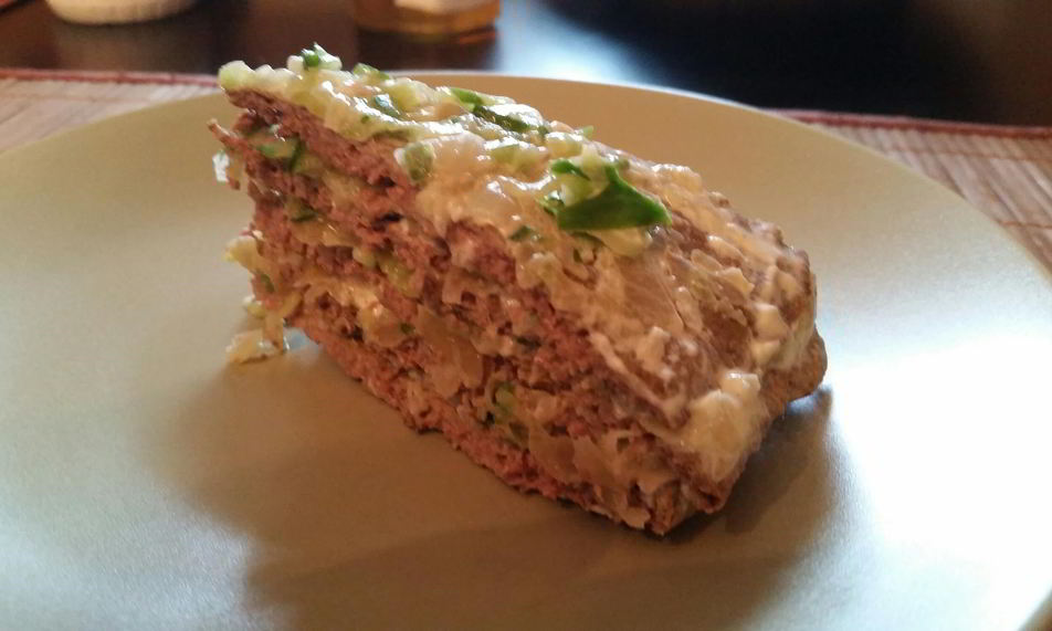 Рецепт торта из куриной печени со свежим огурцом и луком