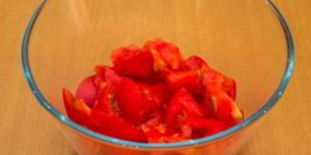 перепела, маринованные в помидорах и луке