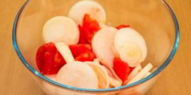 перепела, маринованные в помидорах и луке