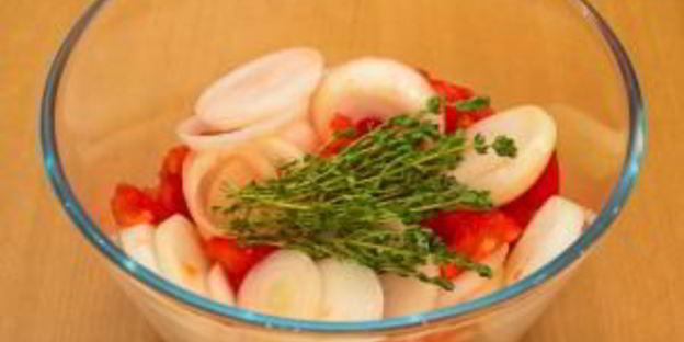 перепела, маринованные в помидорах и луке