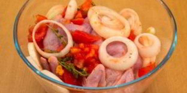 перепела, маринованные в помидорах и луке