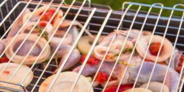 перепела, маринованные в помидорах и луке