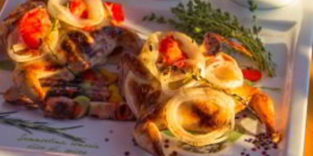 перепела, маринованные в помидорах и луке