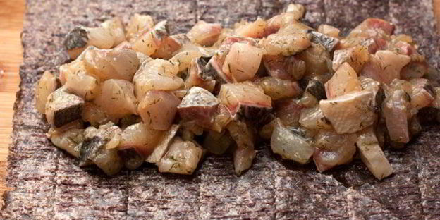 горячие роллы с белой рыбой