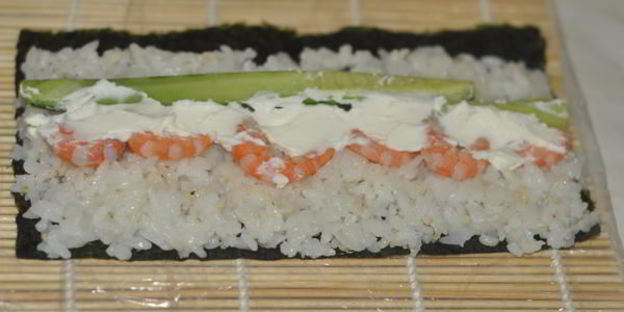 горячие роллы с креветками