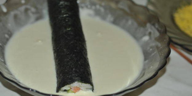 горячие роллы с креветками