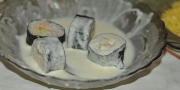 горячие роллы с креветками