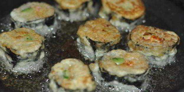 горячие роллы с креветками