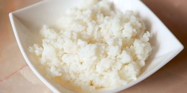 горячий ролл — росу драгон маки с цитрусовым соусом спайс