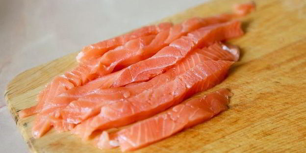 горячий ролл — росу драгон маки с цитрусовым соусом спайс